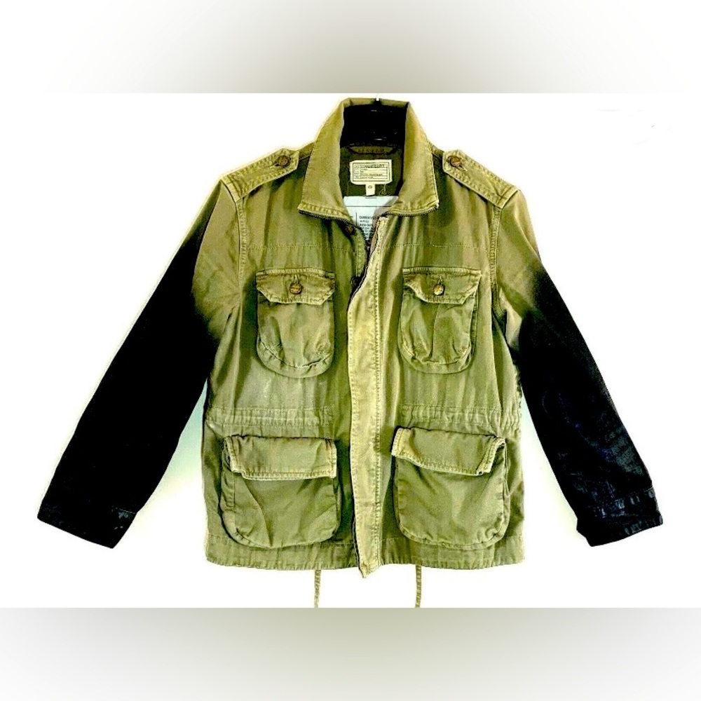 Current Elliott Lone Solder Jacket
Green W/ Black Tie Dye Sleeve Details.